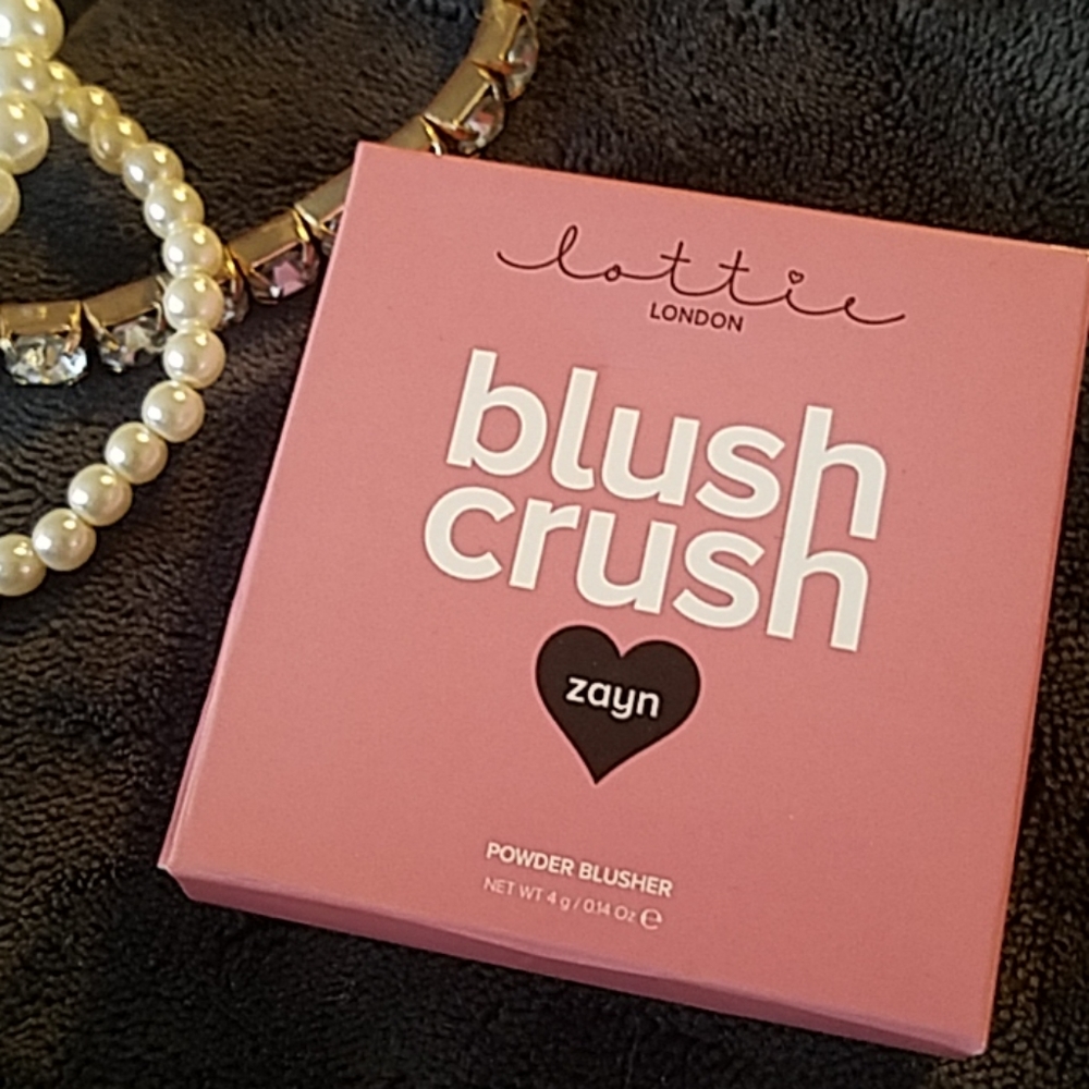 LOTTIE LONDON powder blush